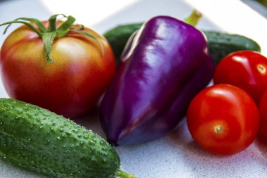 Copepper sıradışı renk domates ve cucumberlor çevrili kapalı biber