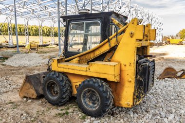 İnşaat alanında eylem içinde mini buldozer.