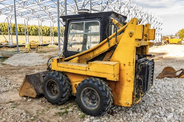 İnşaat alanında eylem içinde mini buldozer.