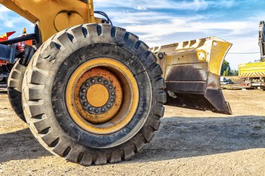 Sarı sınıf öğrencisi yakın çekim büyük tekerlek.