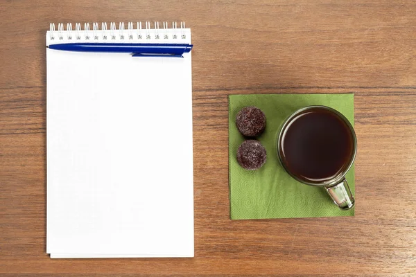 木製デスク 平面図 コピー スペース上でノートブックとコーヒーのカップ — ストック写真