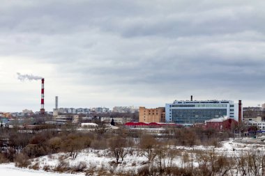 Bir küçük kış şehir panoraması. Evler, kiliseler, borular