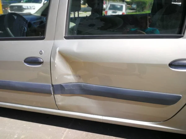 Drzwi Samochodu Uszkodzeniami Razie Wypadku Dent Lewej Stronie — Zdjęcie stockowe