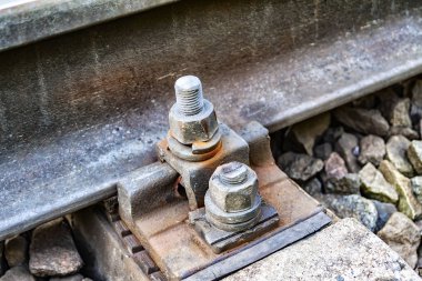 Eski pas için rails rayların üzerinde montaj cıvata. Demiryolu Taşımacılığı güvenilirliğini.