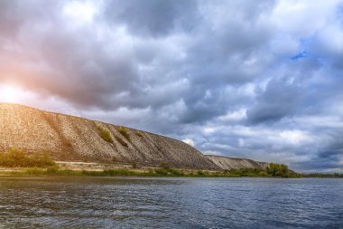 Su üzerinde bulutlar ile pitoresk Nehri'nin