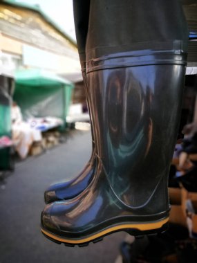 Lastik Balıkçı çizmeler piyasada bulunan asılı.