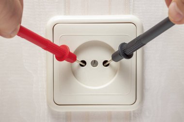 Elektrik bir multimetre el kullanarak çıkış ölçüsü. Yüksek kaliteli yakın çekim fotoğraf