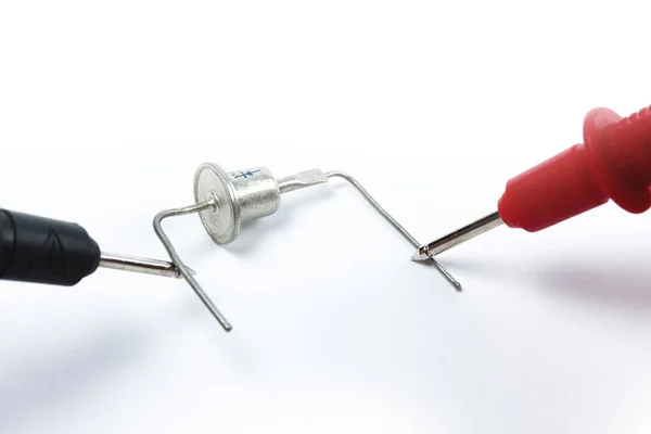 Beyaz arka plan üzerinde multimetre ile test diyot köprü.