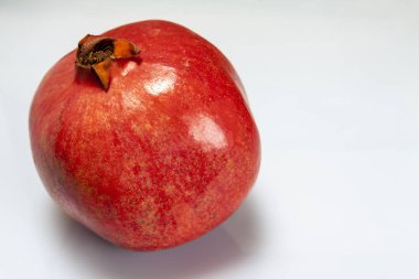 Olgun büyük nar beyaz bir arka plan üzerinde izole