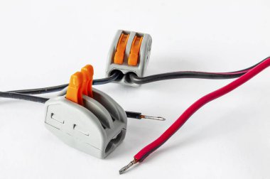 Yeni mekanik kelepçe için yüksek gerilim elektrik telleri.