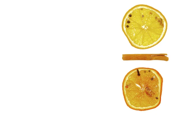 Tarçın çubuğu, beyaz bir arka plan üzerinde kurutulmuş limon