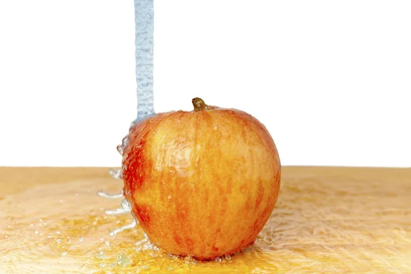 Свіже Яблуко Під Сильним Потоком Води — стокове фото