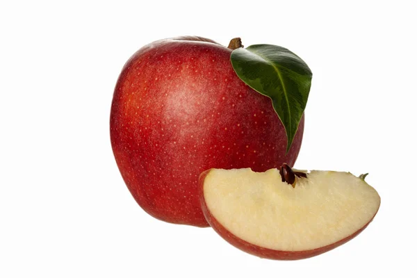 Изолированные Яблоки Целый Красный Плод Яблока Ломтиком Срезанный Листьями Изолированы — стоковое фото