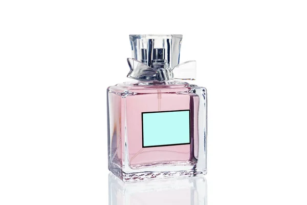 Pembe parfüm şişesi beyaz arka planda, yakın çekim. İzole