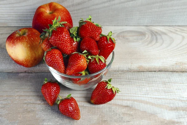 Äpfel Erdbeeren Liegen Einem Kleinen Teller Auf Einem Natürlichen Holzuntergrund — Stockfoto
