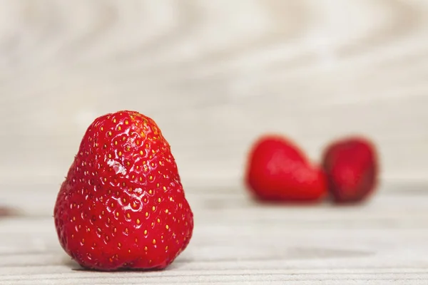 Vordergrund Frische Erdbeeren Hintergrund Noch Erdbeeren Alles Auf Einem Hölzernen — Stockfoto