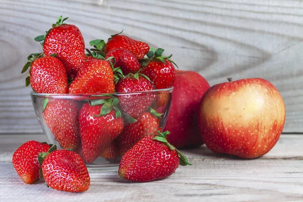 Erdbeeren Auf Tellern Hintergrund Äpfel Alles Auf Einem Hölzernen Hintergrund — Stockfoto