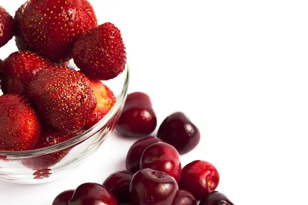 Erdbeeren Auf Einem Teller Und Eine Reihe Von Blaubeeren Alles — Stockfoto