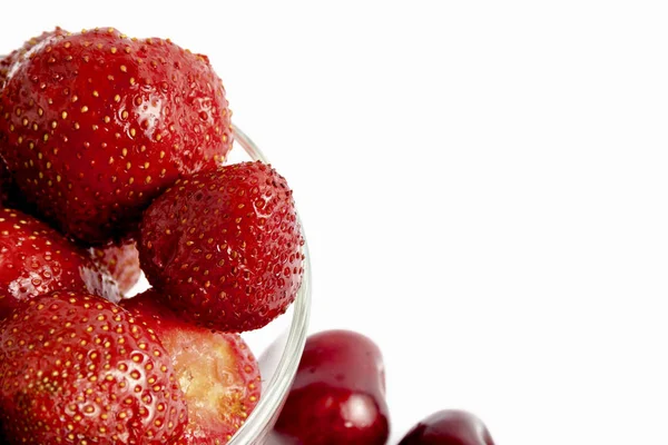 Erdbeeren Auf Einem Teller Und Eine Reihe Von Blaubeeren Alles — Stockfoto