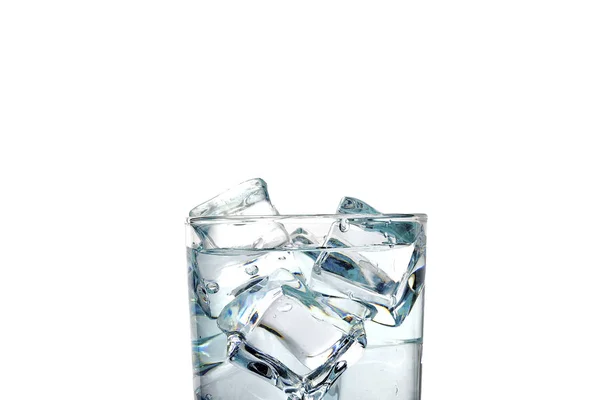 Närbild Vit Bakgrund Ett Glas Vatten Och Isbitar — Stockfoto