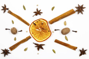 Kurutulmuş limon tarçın anasonu hafif bir arka plan üzerinde.