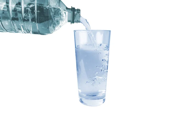 Agua Vierte Una Botella Plástico Vaso Sobre Fondo Blanco — Foto de Stock