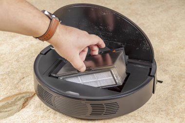 Robot elektrikli süpürge Çöp konteyner el ortaya çıkarır.