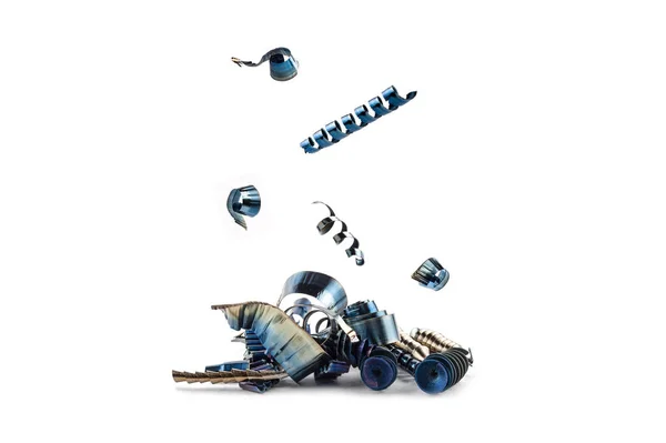 Beyaz bir arka planda, ayrı tutulan farklı türlerde metal talaşı