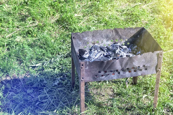 Barbecue con orticaria calda sullo sfondo del traffico verde — Foto Stock