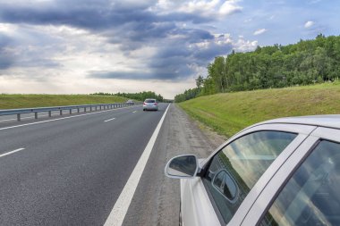 Araba yolun kenarında olduğunu