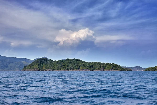 Una pequeña isla verde en el mar no muy lejos del continente — Foto de Stock