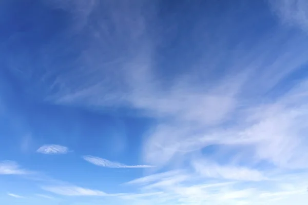Яркое, солнечное зимнее небо с маленькими облаками — стоковое фото