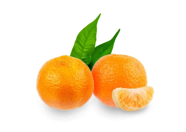 Cáscara de mandarina entera con una rebanada de mandarina sobre un fondo blanco — Foto de Stock