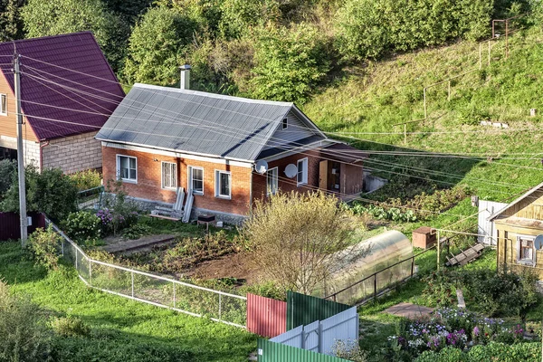 Bovenaanzicht, huis met tuin op het platteland — Stockfoto