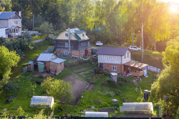 Vista superior, casa com jardim no campo — Fotografia de Stock