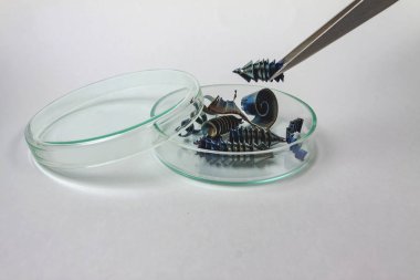 Az miktarda metal talaş üzerinde metal talaş tutan cımbız