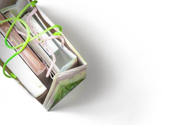 Yukarıdan görüntüleyin. Alışveriş çantaları ve hediye kutuları