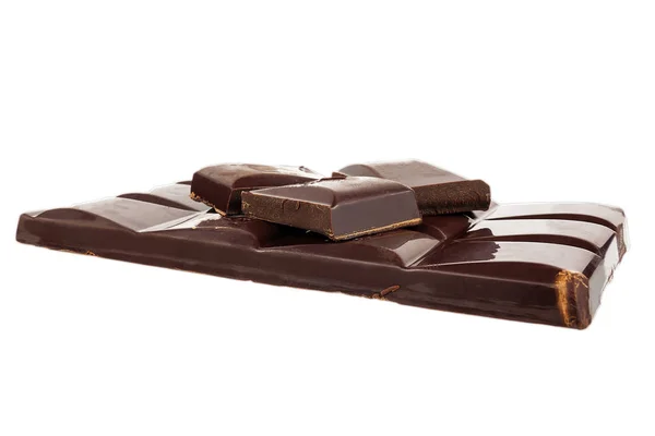 Baldosa de chocolate negro sobre un fondo blanco de cerca —  Fotos de Stock