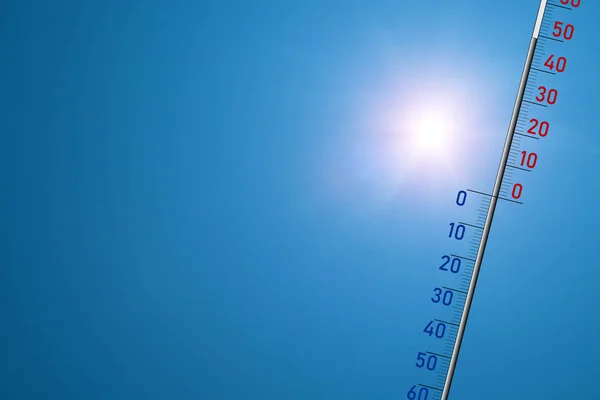 De thermometer op een blauwe achtergrond en in de felle zon toont 49 graden van warmte — Stockfoto