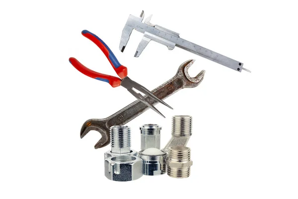 Metalladapter zur Wasserversorgung mit dem Werkzeug auf weißem Hintergrund — Stockfoto