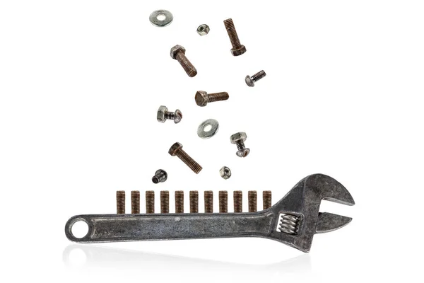 Alter Einstellschlüssel mit Schrauben und Muttern — Stockfoto