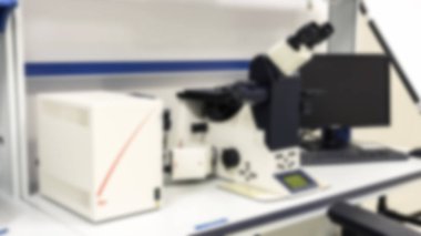 Laboratuvardaki mikroskoptan keskin olmayan arka plan