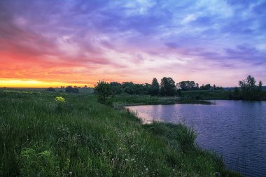 Gölet üzerinde yaz çok güzel gün batımı