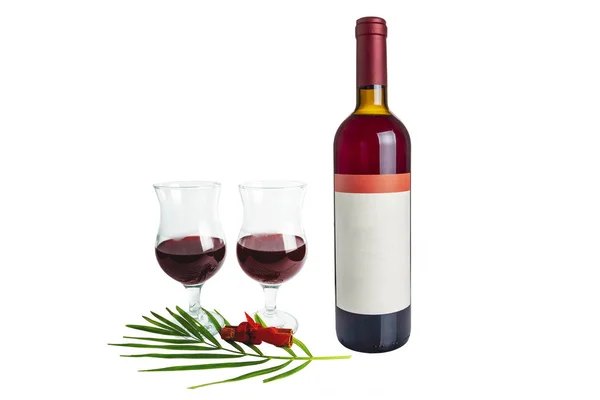 Şişe ve beyaz arka plan üzerinde izole kırmızı şarap iki bardak. — Stok fotoğraf