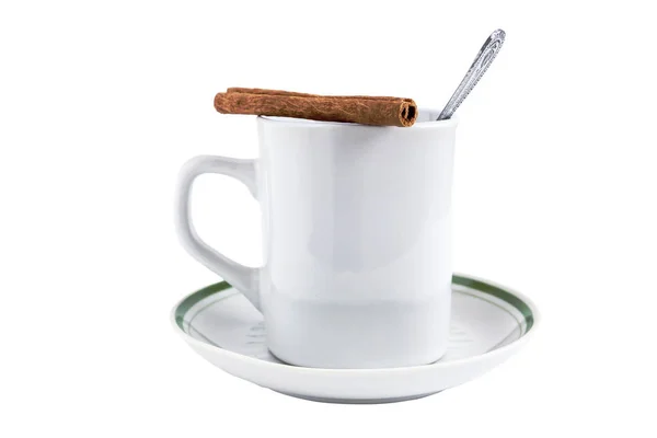 Taza de té, platillo, cuchara, canela sobre un fondo blanco de cerca — Foto de Stock