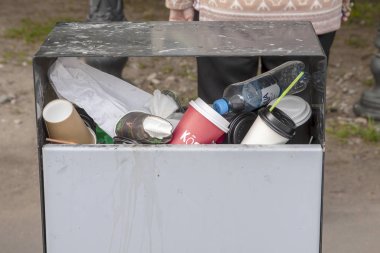 Çöp plastik kutular çöp kutusunda kağıt bardak.