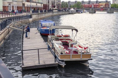 Kaliningrad Rusya 05.01.2019 İskelede turistler için tekneler.
