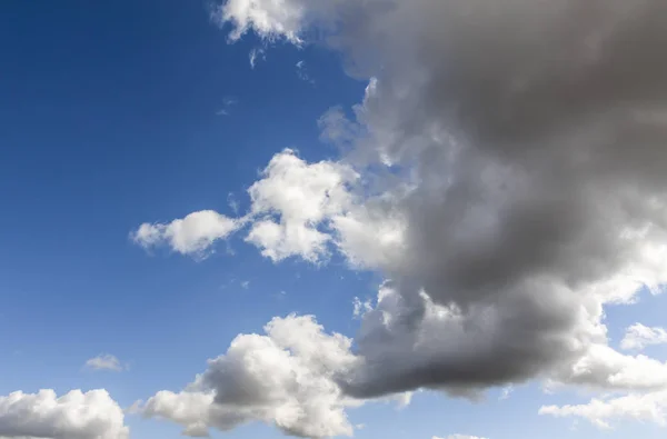 Летнее голубое небо с облаками крупным планом — стоковое фото
