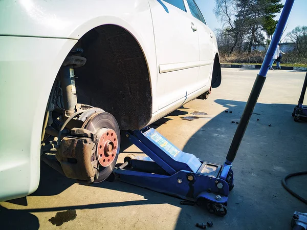 Araba asansörün üzerinde tekerlekleri değiştirmek için.