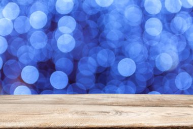 Noel ampullerinin odaksız ve soyut arka planında tahta kalaslar var..